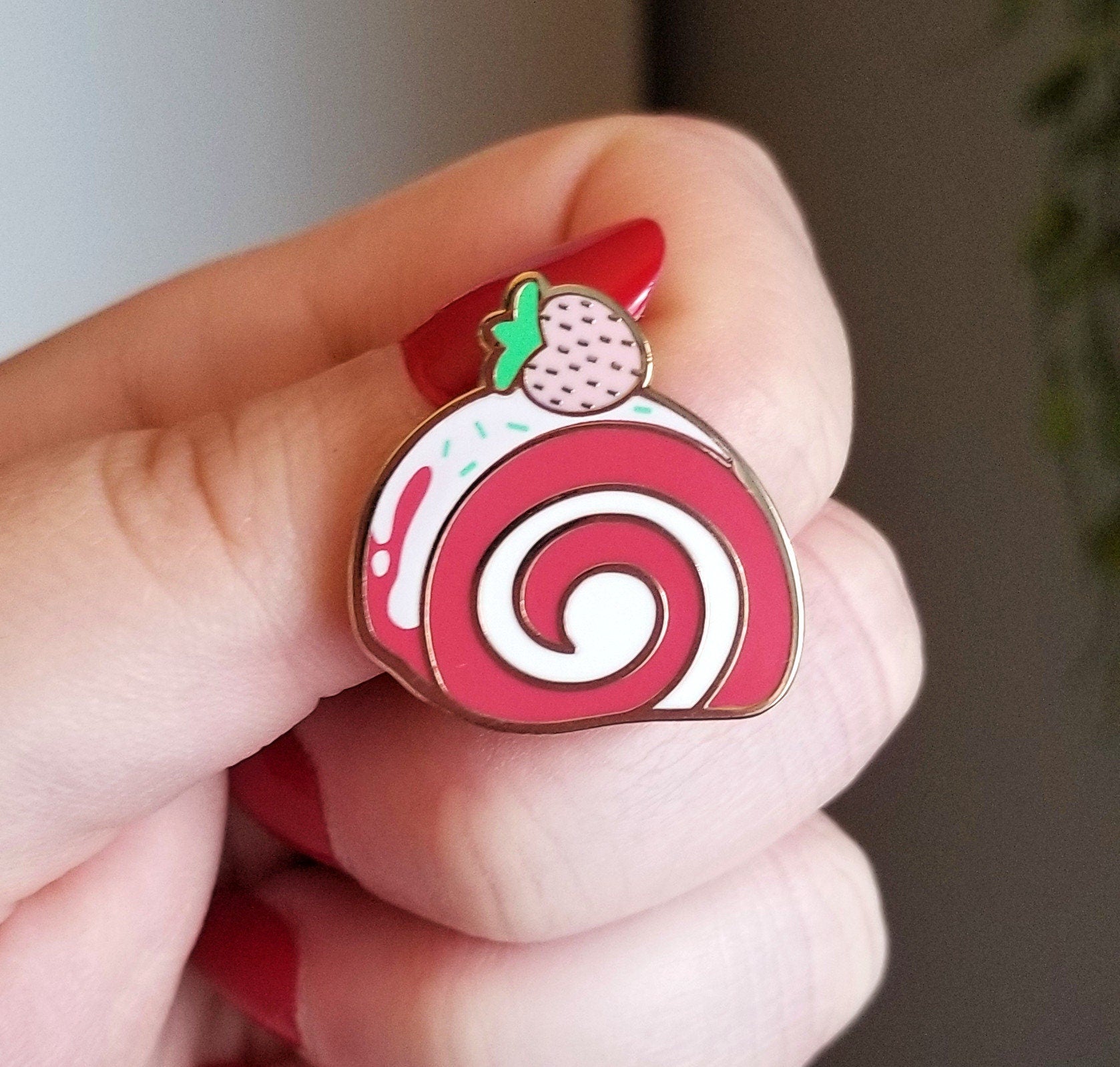 Kawaii Cake Roll Hard Enamel Pin – Gold Plated, 1 Inch