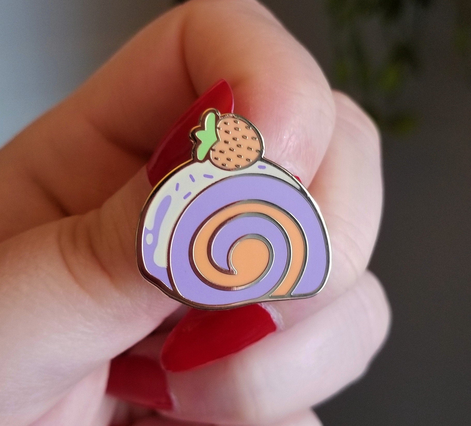 Kawaii Cake Roll Hard Enamel Pin – Gold Plated, 1 Inch