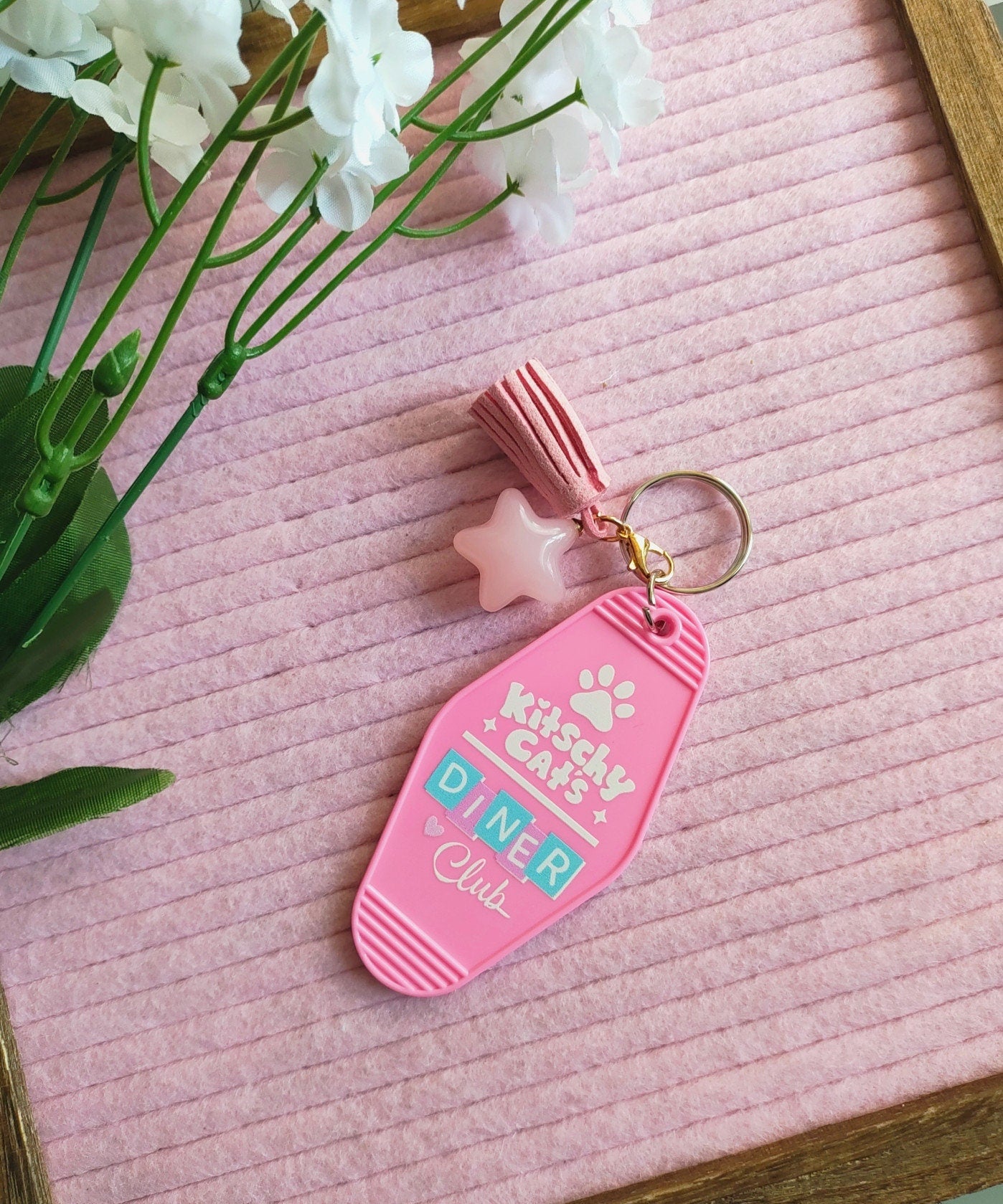 Retro Diner Hotel Keychain: Kitschy Cat's Cosmic Buns Art with Charms