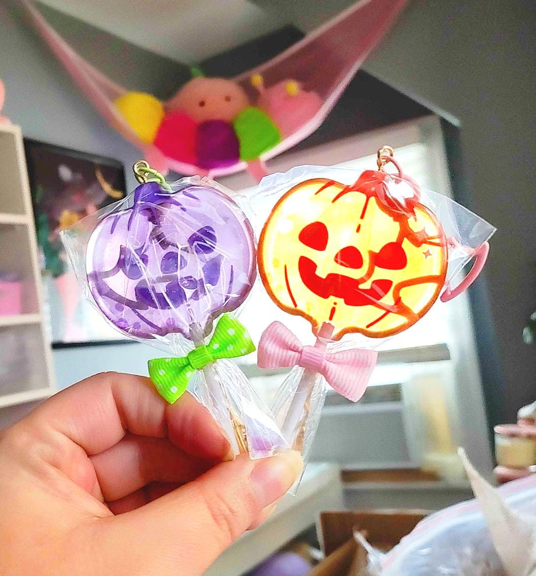 Glitter Acrylic Pumpkin Lollipop Keychain: Halloween Bat Clasp